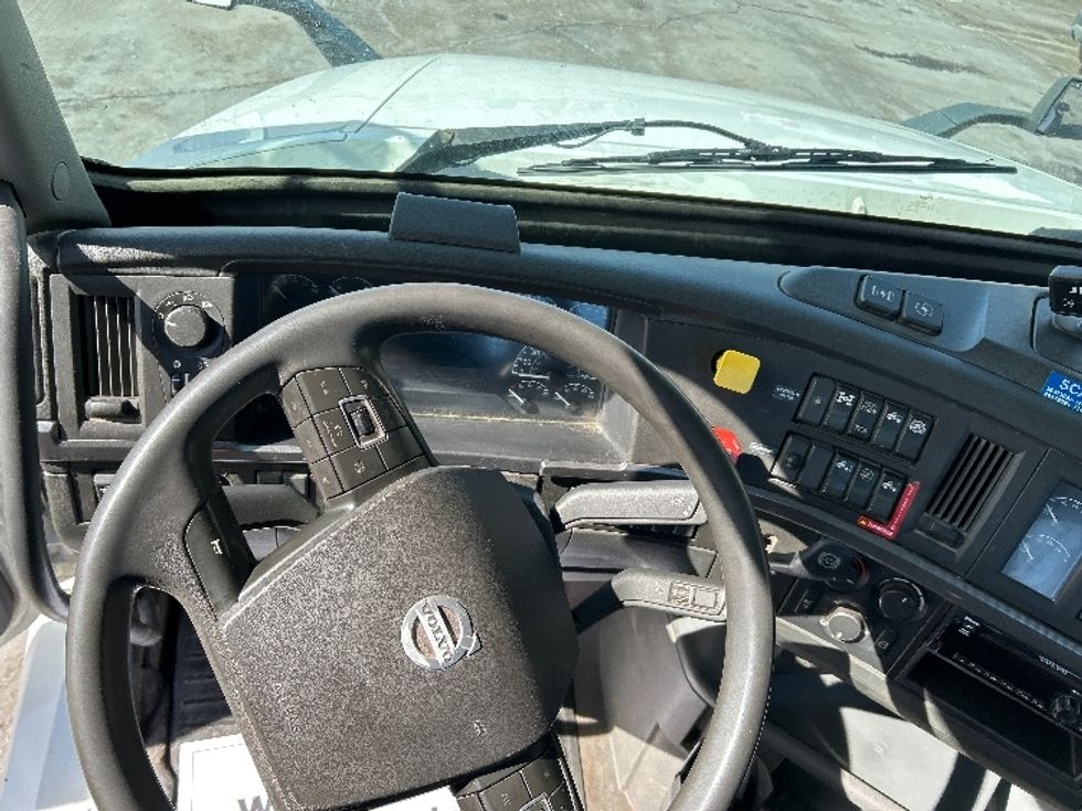 Day Cab Tractor-Heavy Duty Tractors-Volvo-2020-VNL64T300-Milwaukee-WI-712,903\n\t\tmiles-$ 28,750 - Image 11