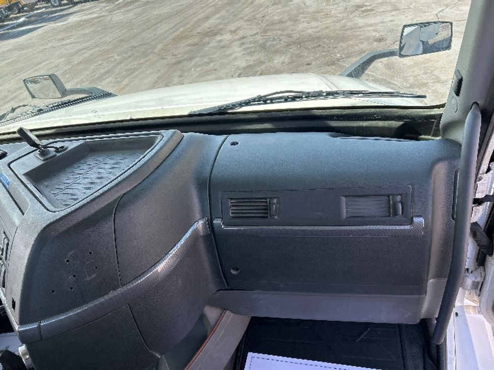 Day Cab Tractor-Heavy Duty Tractors-Volvo-2020-VNL64T300-Milwaukee-WI-712,903\n\t\tmiles-$ 28,750 - Image 13