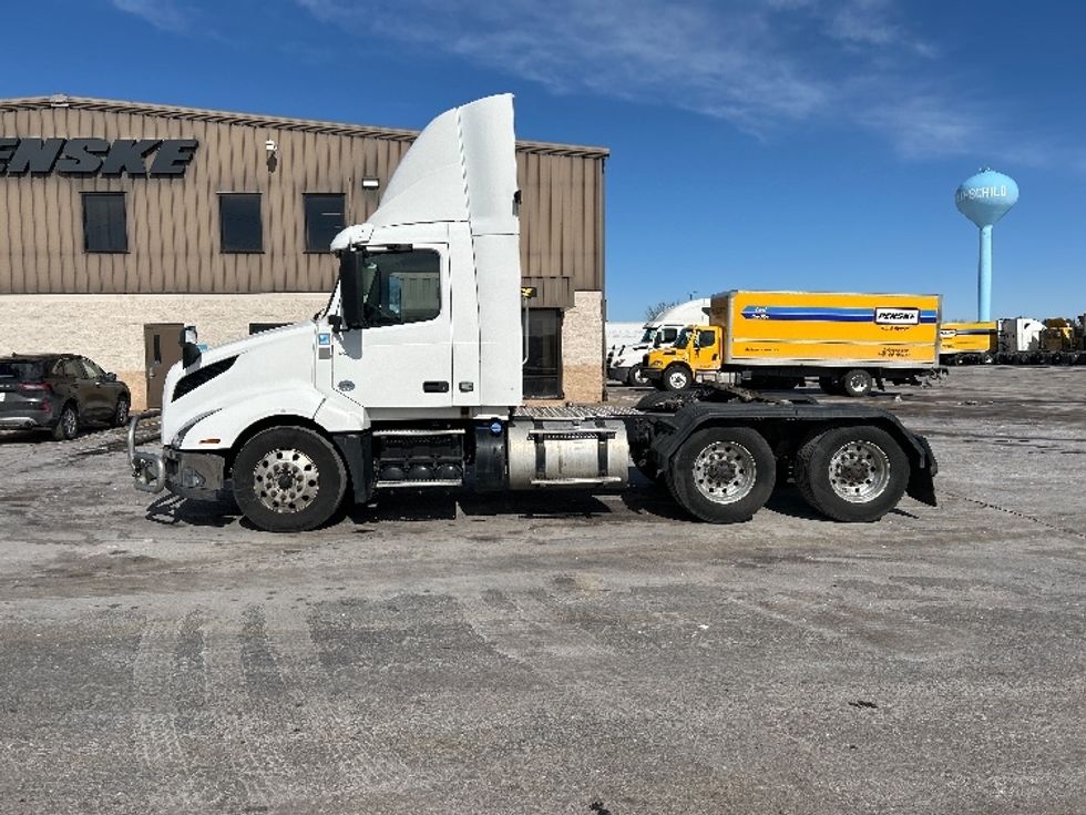 Day Cab Tractor-Heavy Duty Tractors-Volvo-2020-VNL64T300-Milwaukee-WI-712,903\n\t\tmiles-$ 28,750 - Image 4