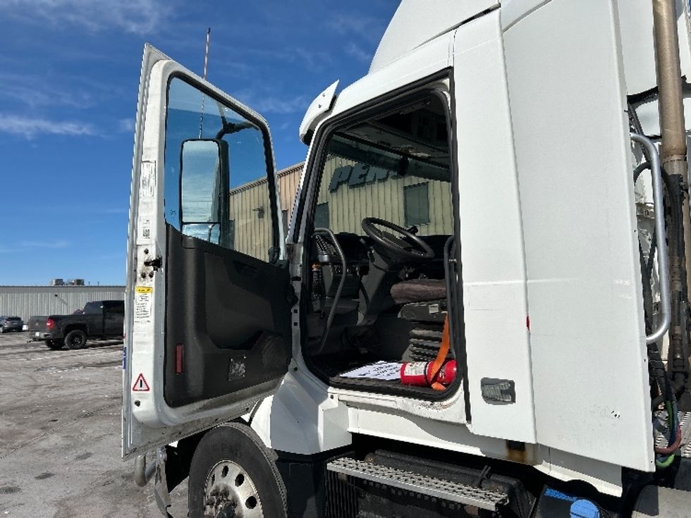 Day Cab Tractor-Heavy Duty Tractors-Volvo-2020-VNL64T300-Milwaukee-WI-712,903\n\t\tmiles-$ 28,750 - Image 9