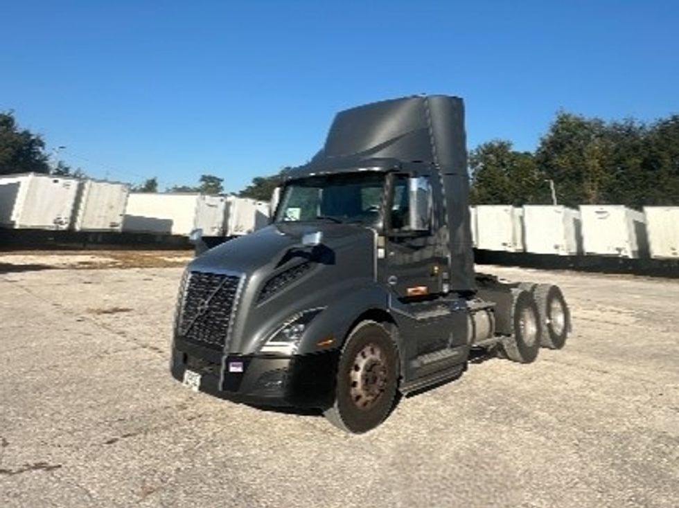 Day Cab Tractor-Heavy Duty Tractors-Volvo-2020-VNL64T300-Plant City-FL-450,956\n\t\tmiles-$ 46,500 - Image 1