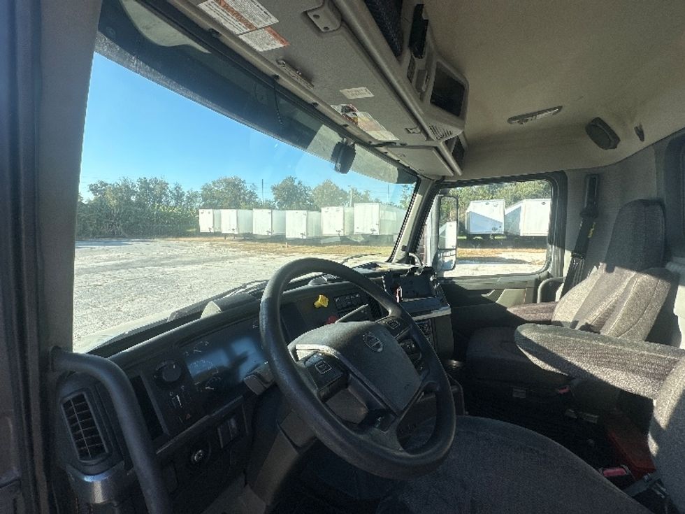 Day Cab Tractor-Heavy Duty Tractors-Volvo-2020-VNL64T300-Plant City-FL-450,956\n\t\tmiles-$ 46,500 - Image 10