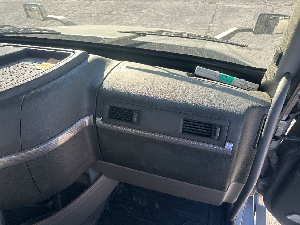 Day Cab Tractor-Heavy Duty Tractors-Volvo-2020-VNL64T300-Plant City-FL-450,956\n\t\tmiles-$ 46,500 - Image 13