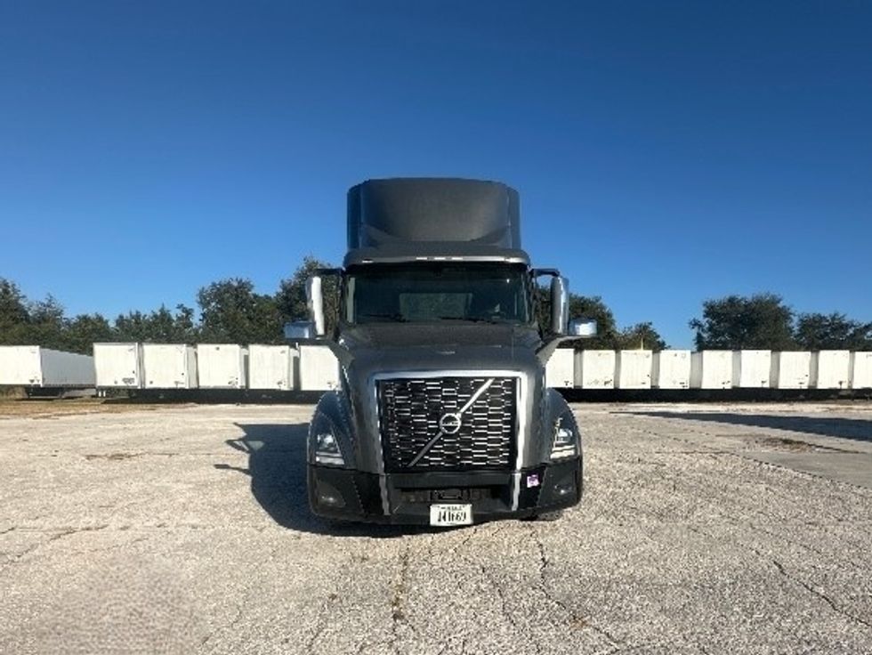 Day Cab Tractor-Heavy Duty Tractors-Volvo-2020-VNL64T300-Plant City-FL-450,956\n\t\tmiles-$ 46,500 - Image 2