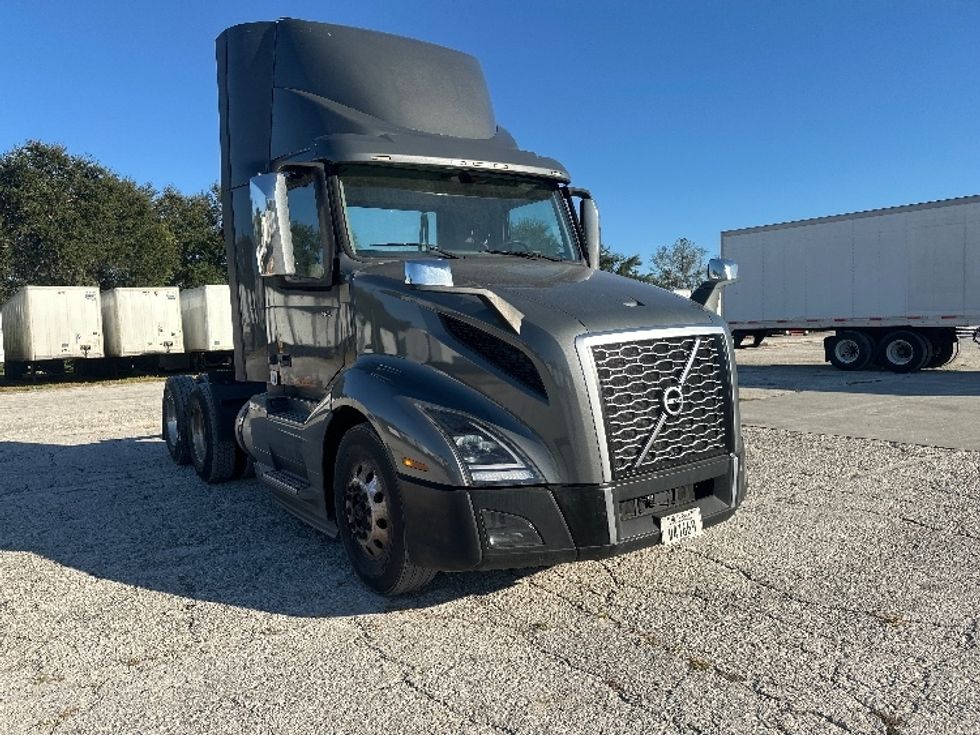 Day Cab Tractor-Heavy Duty Tractors-Volvo-2020-VNL64T300-Plant City-FL-450,956\n\t\tmiles-$ 46,500 - Image 3