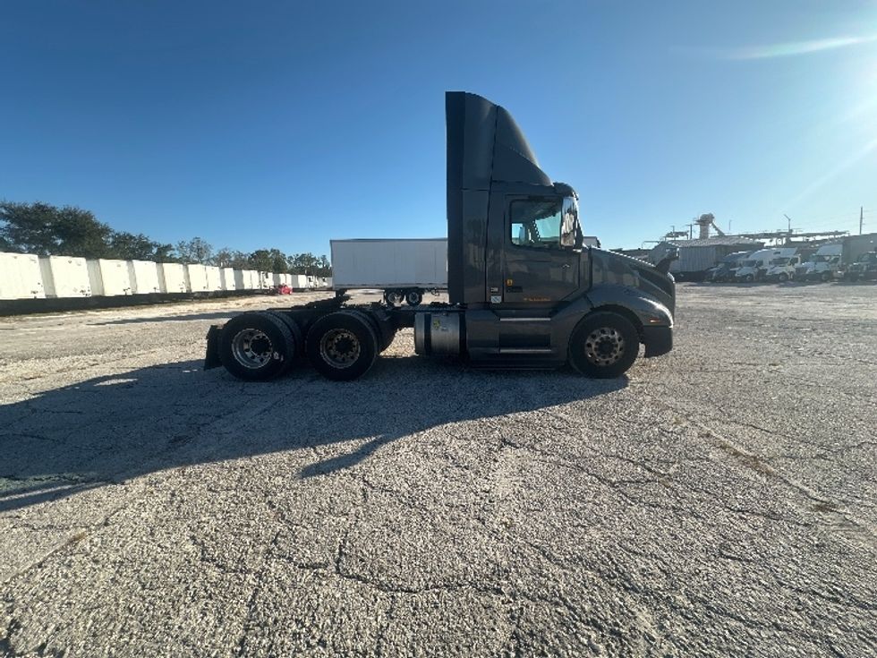 Day Cab Tractor-Heavy Duty Tractors-Volvo-2020-VNL64T300-Plant City-FL-450,956\n\t\tmiles-$ 46,500 - Image 8