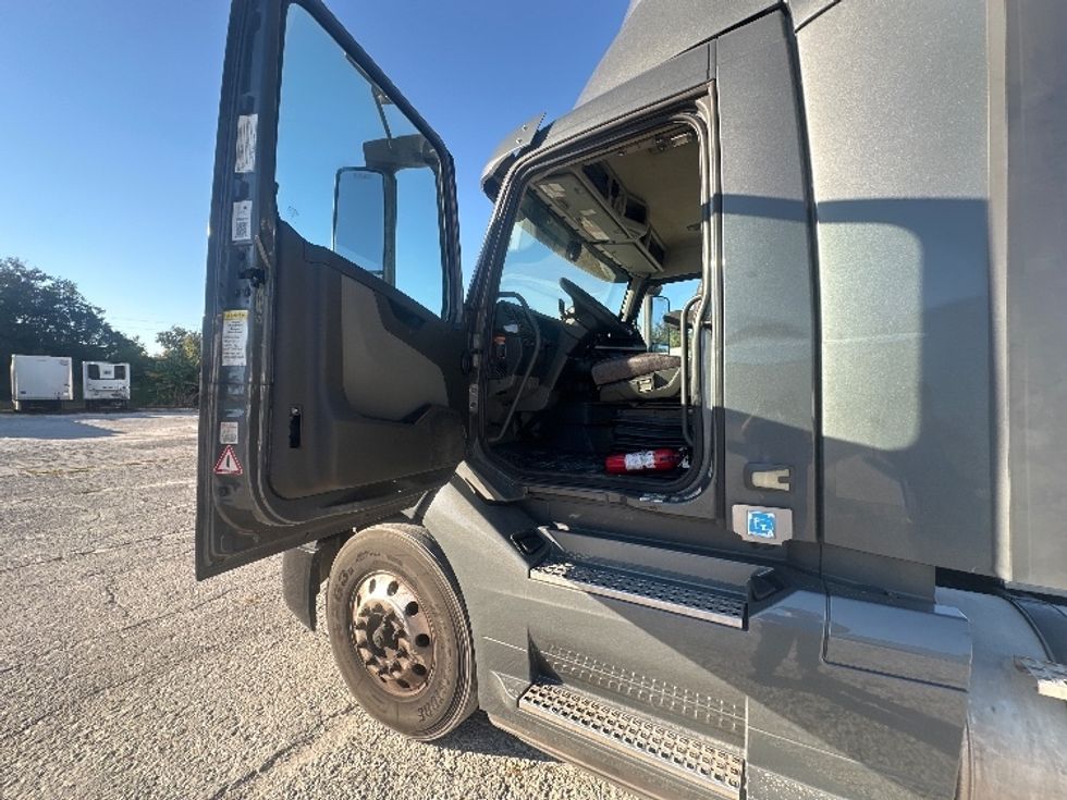 Day Cab Tractor-Heavy Duty Tractors-Volvo-2020-VNL64T300-Plant City-FL-450,956\n\t\tmiles-$ 46,500 - Image 9