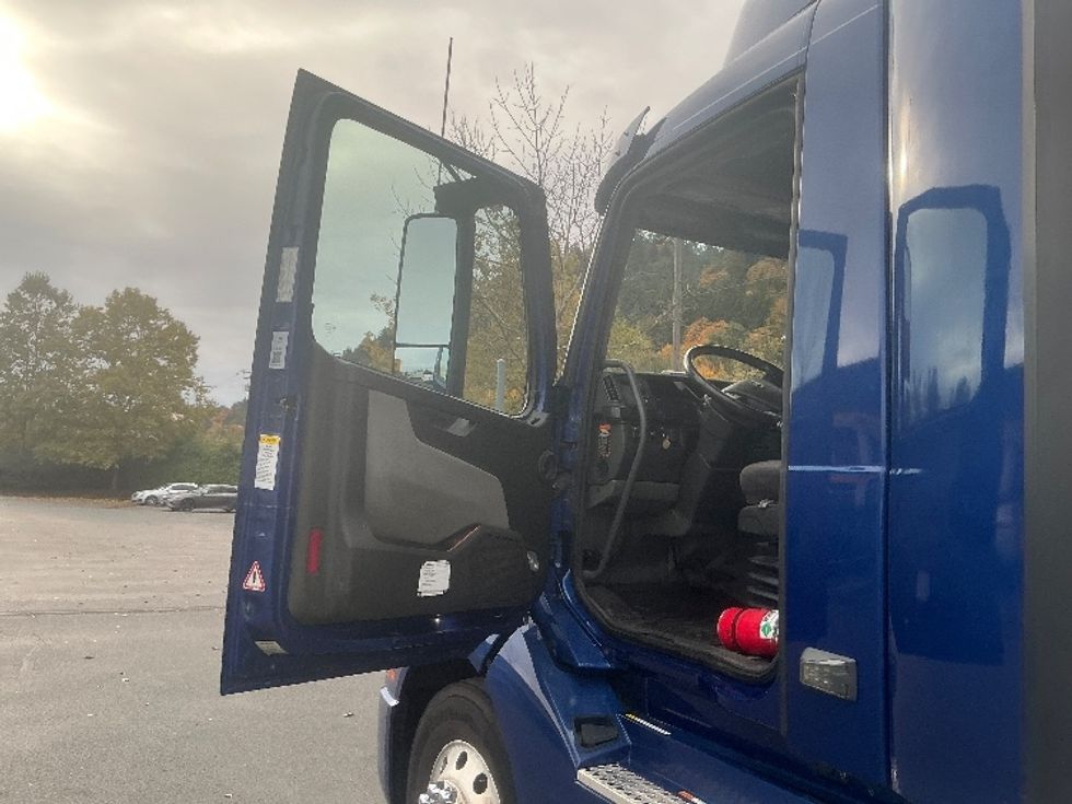 Day Cab Tractor-Heavy Duty Tractors-Volvo-2020-VNL64T300-Portland-OR-169,103\n\t\tmiles-$ 63,750 - Image 9