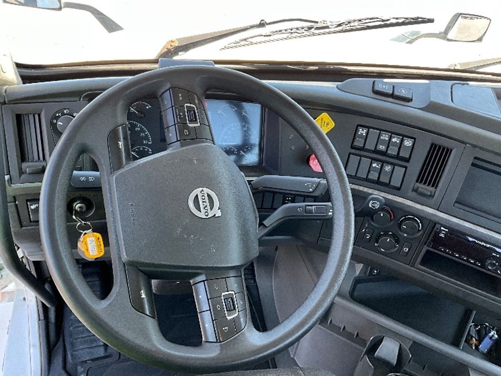 Day Cab Tractor-Heavy Duty Tractors-Volvo-2020-VNL64T300-Portland-OR-431,567\n\t\tmiles-$ 44,000 - Image 11