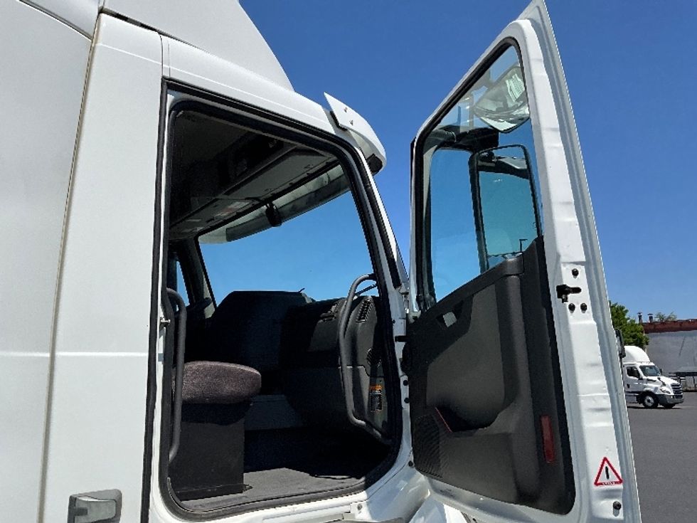 Day Cab Tractor-Heavy Duty Tractors-Volvo-2020-VNL64T300-Portland-OR-431,567\n\t\tmiles-$ 44,000 - Image 12