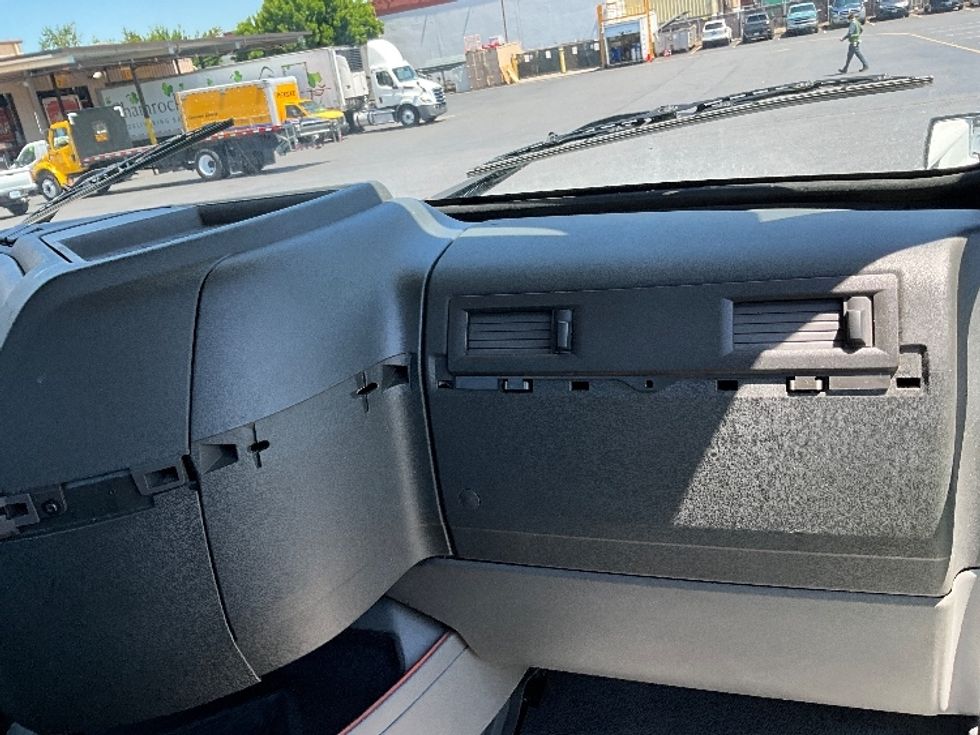 Day Cab Tractor-Heavy Duty Tractors-Volvo-2020-VNL64T300-Portland-OR-431,567\n\t\tmiles-$ 44,000 - Image 13