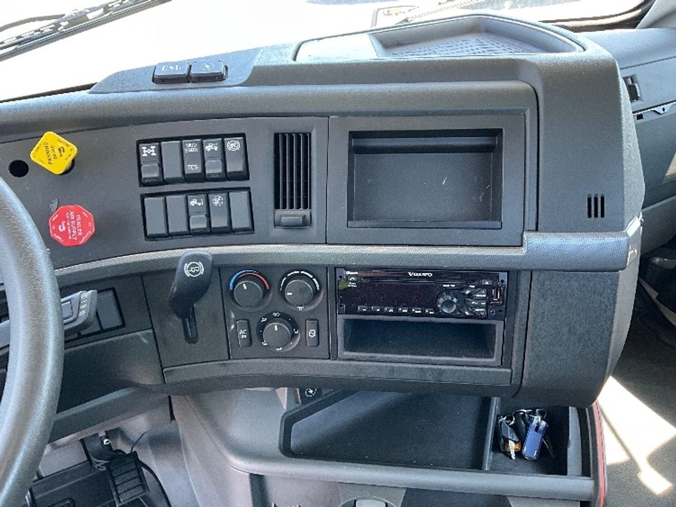 Day Cab Tractor-Heavy Duty Tractors-Volvo-2020-VNL64T300-Portland-OR-431,567\n\t\tmiles-$ 44,000 - Image 17