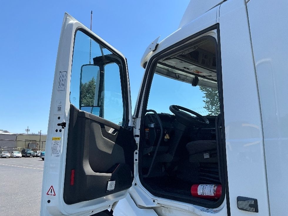 Day Cab Tractor-Heavy Duty Tractors-Volvo-2020-VNL64T300-Portland-OR-431,567\n\t\tmiles-$ 44,000 - Image 9