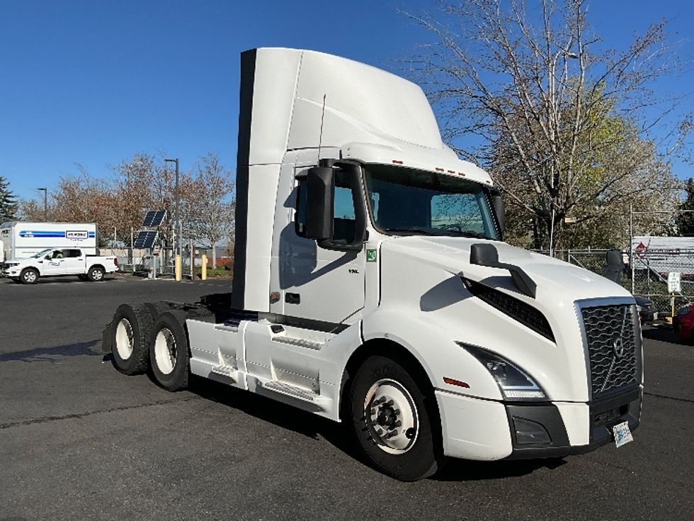 Day Cab Tractor-Heavy Duty Tractors-Volvo-2020-VNL64T300-Portland-OR-581,793\n\t\tmiles-$ 31,500 - Image 1