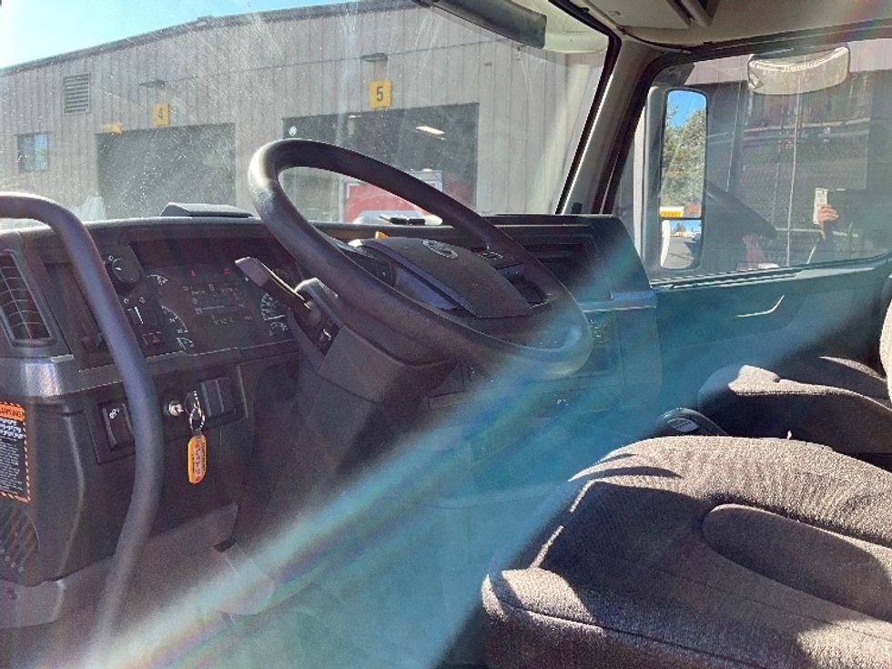 Day Cab Tractor-Heavy Duty Tractors-Volvo-2020-VNL64T300-Portland-OR-581,793\n\t\tmiles-$ 31,500 - Image 10