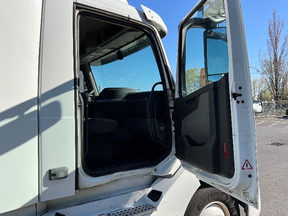 Day Cab Tractor-Heavy Duty Tractors-Volvo-2020-VNL64T300-Portland-OR-581,793\n\t\tmiles-$ 31,500 - Image 12