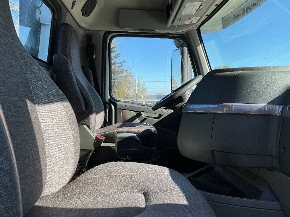 Day Cab Tractor-Heavy Duty Tractors-Volvo-2020-VNL64T300-Portland-OR-581,793\n\t\tmiles-$ 31,500 - Image 14