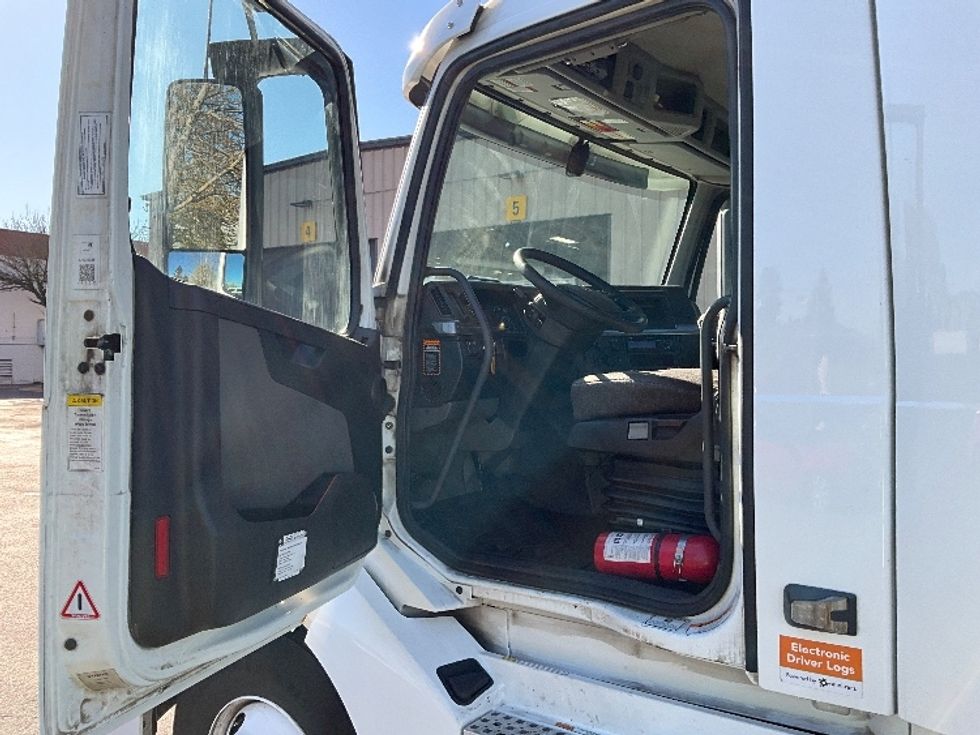 Day Cab Tractor-Heavy Duty Tractors-Volvo-2020-VNL64T300-Portland-OR-581,793\n\t\tmiles-$ 31,500 - Image 9