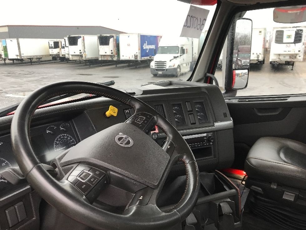 Day Cab Tractor-Heavy Duty Tractors-Volvo-2020-VNL64T300-Pottsville-PA-398,628\n\t\tmiles-$ 54,500 - Image 10
