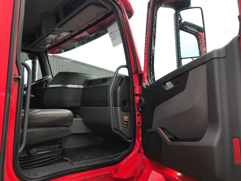 Day Cab Tractor-Heavy Duty Tractors-Volvo-2020-VNL64T300-Pottsville-PA-398,628\n\t\tmiles-$ 54,500 - Image 12