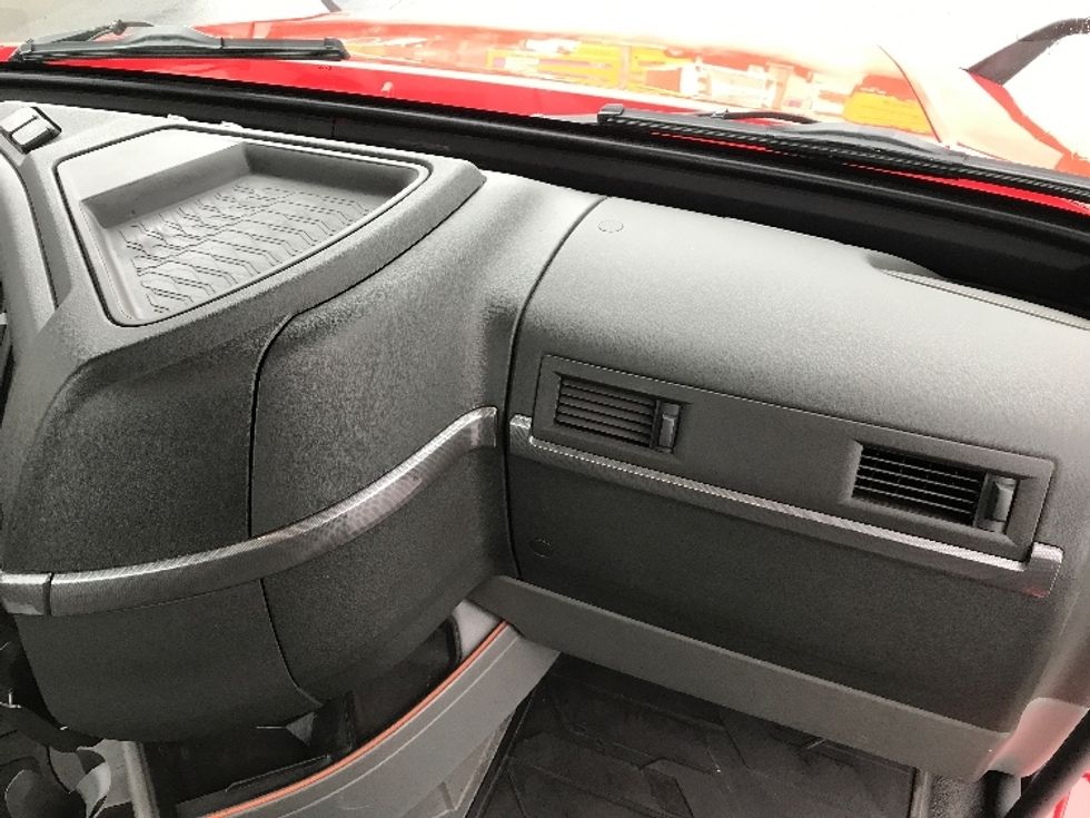 Day Cab Tractor-Heavy Duty Tractors-Volvo-2020-VNL64T300-Pottsville-PA-398,628\n\t\tmiles-$ 54,500 - Image 13