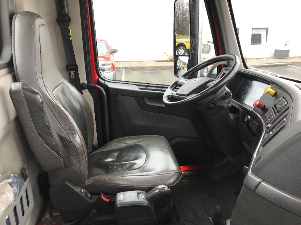 Day Cab Tractor-Heavy Duty Tractors-Volvo-2020-VNL64T300-Pottsville-PA-398,628\n\t\tmiles-$ 54,500 - Image 14