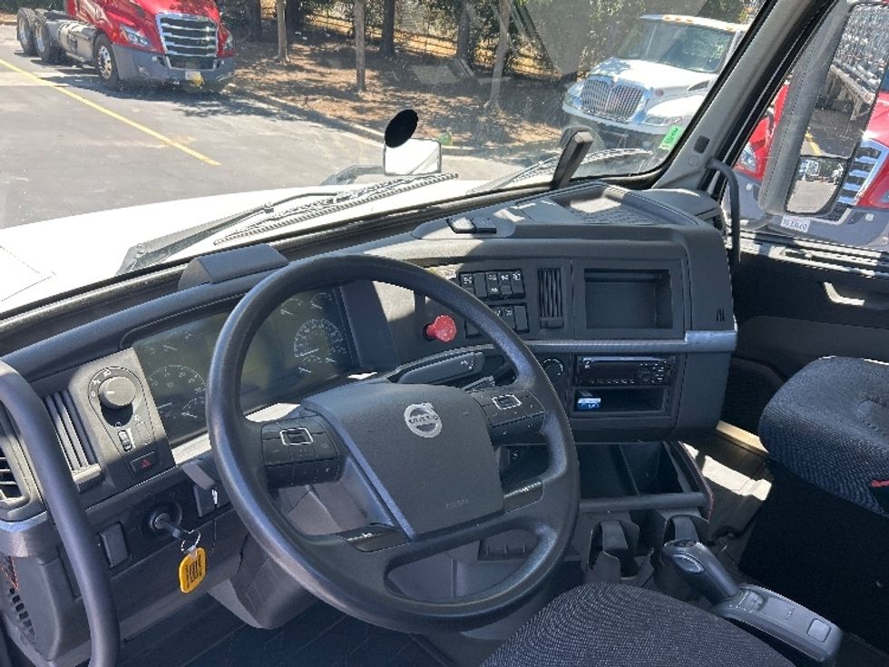 Day Cab Tractor-Heavy Duty Tractors-Volvo-2020-VNL64T300-West Sacramento-CA-229,269\n\t\tmiles-$ 56,000 - Image 10