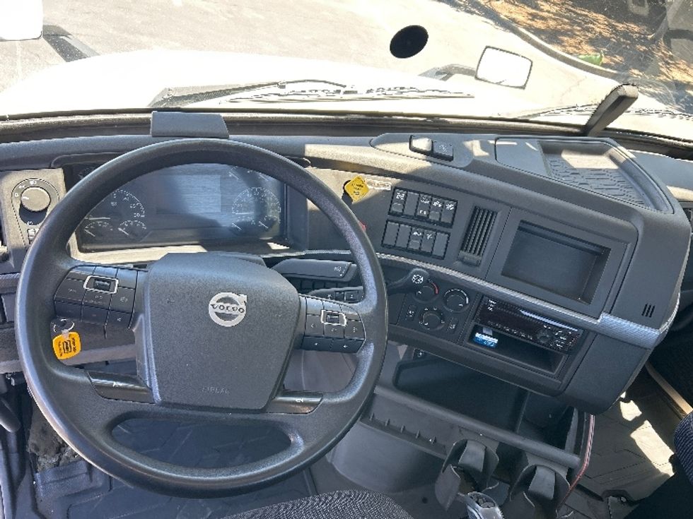 Day Cab Tractor-Heavy Duty Tractors-Volvo-2020-VNL64T300-West Sacramento-CA-229,269\n\t\tmiles-$ 56,000 - Image 11