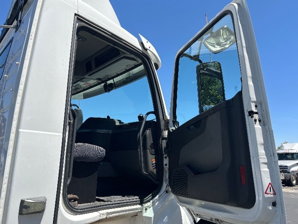 Day Cab Tractor-Heavy Duty Tractors-Volvo-2020-VNL64T300-West Sacramento-CA-229,269\n\t\tmiles-$ 56,000 - Image 12