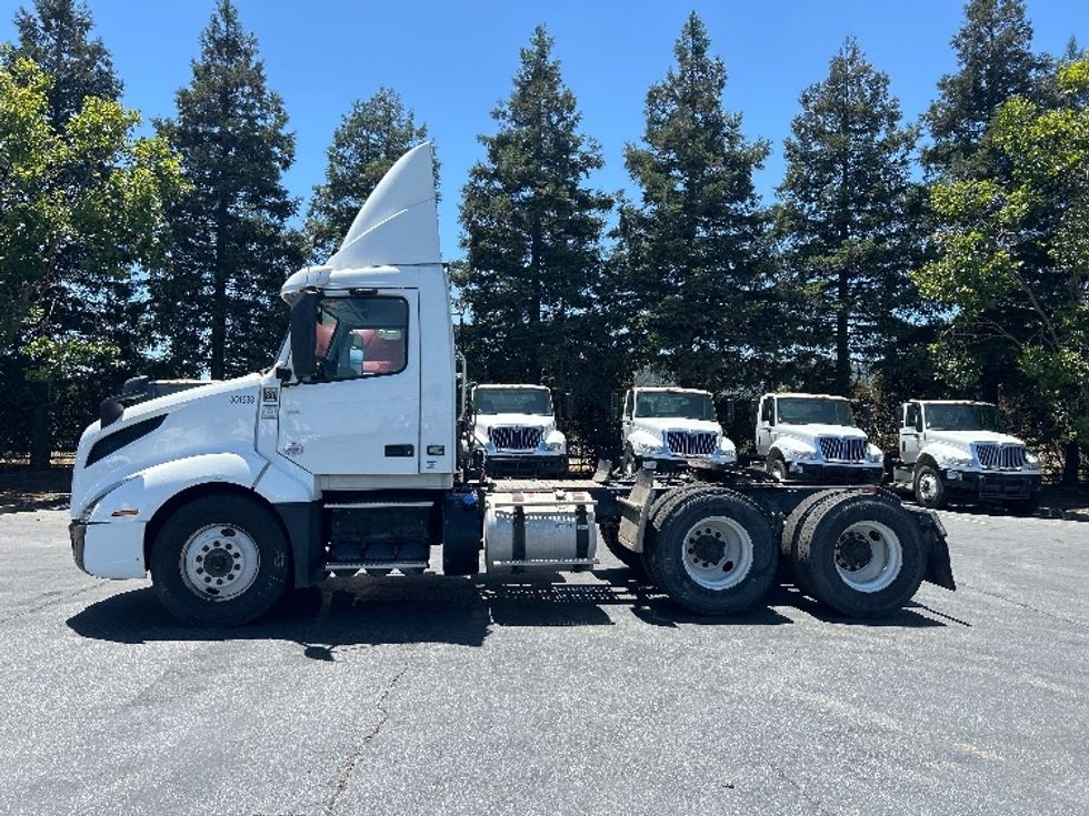 Day Cab Tractor-Heavy Duty Tractors-Volvo-2020-VNL64T300-West Sacramento-CA-229,269\n\t\tmiles-$ 56,000 - Image 4