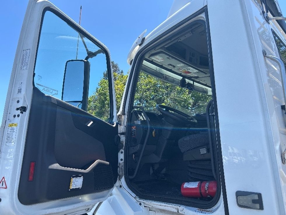 Day Cab Tractor-Heavy Duty Tractors-Volvo-2020-VNL64T300-West Sacramento-CA-229,269\n\t\tmiles-$ 56,000 - Image 9