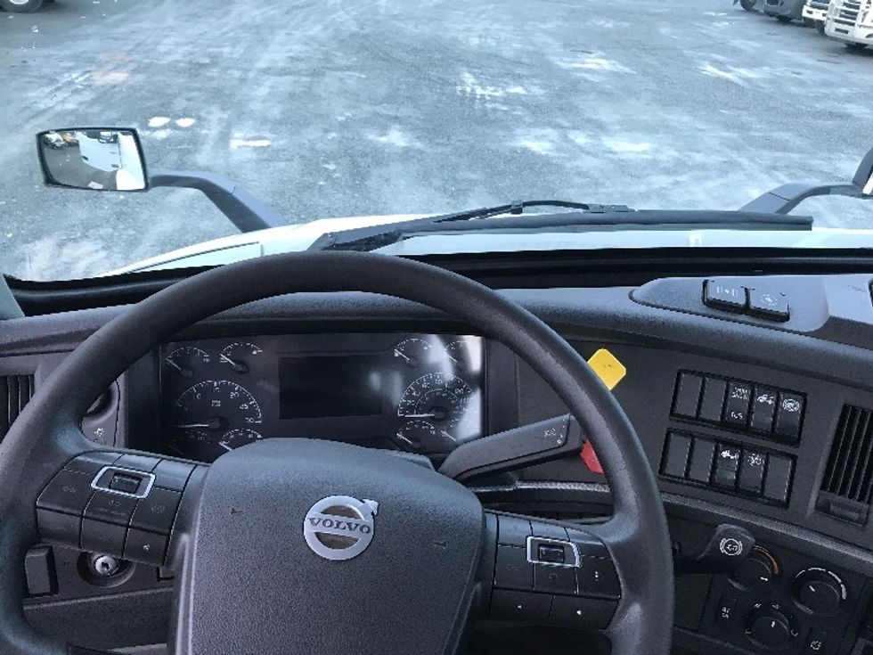Day Cab Tractor-Heavy Duty Tractors-Volvo-2020-VNR42300-Delta-BC-256,969\n\t\tkm-$ 44,500 - Image 11
