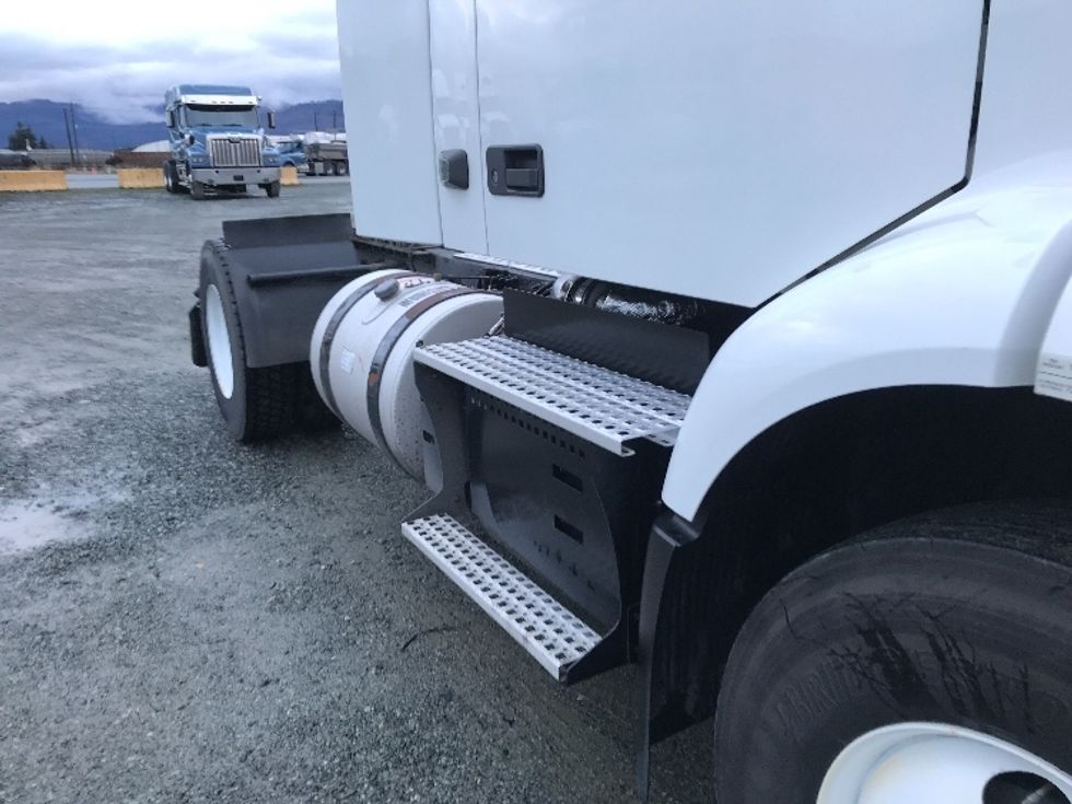 Day Cab Tractor-Heavy Duty Tractors-Volvo-2020-VNR42300-Delta-BC-256,969\n\t\tkm-$ 44,500 - Image 21
