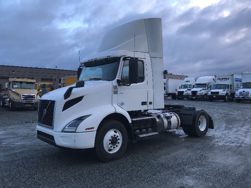Day Cab Tractor-Heavy Duty Tractors-Volvo-2020-VNR42300-Delta-BC-256,969\n\t\tkm-$ 44,500 - Image 3