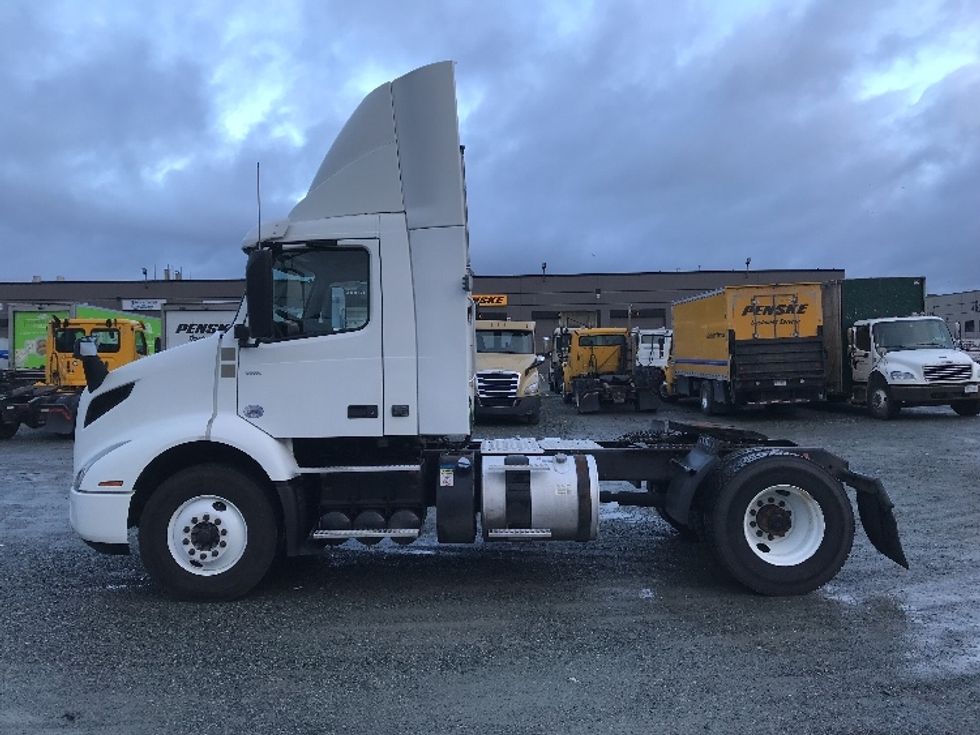 Day Cab Tractor-Heavy Duty Tractors-Volvo-2020-VNR42300-Delta-BC-256,969\n\t\tkm-$ 44,500 - Image 4
