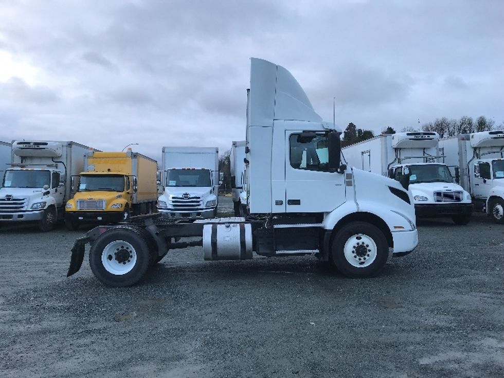 Day Cab Tractor-Heavy Duty Tractors-Volvo-2020-VNR42300-Delta-BC-256,969\n\t\tkm-$ 44,500 - Image 8