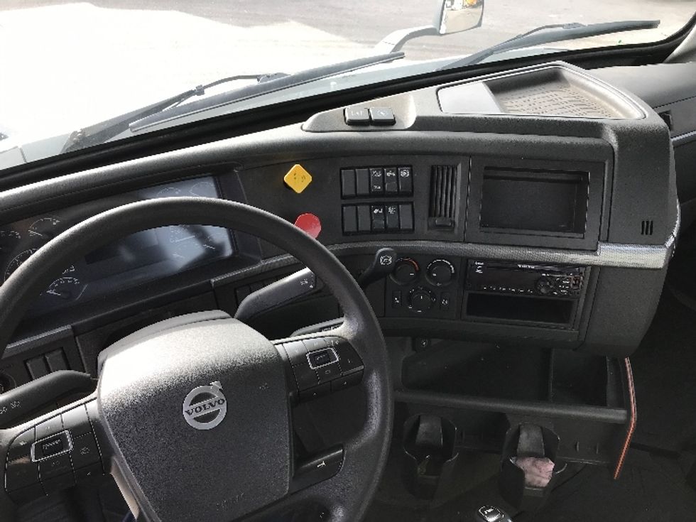 Day Cab Tractor-Heavy Duty Tractors-Volvo-2020-VNR42300-Delta-BC-295,103\n\t\tkm-$ 44,000 - Image 11