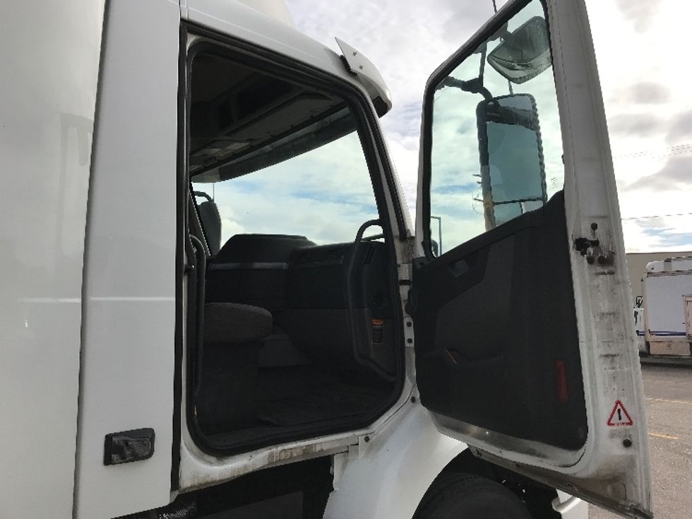 Day Cab Tractor-Heavy Duty Tractors-Volvo-2020-VNR42300-Delta-BC-295,103\n\t\tkm-$ 44,000 - Image 12