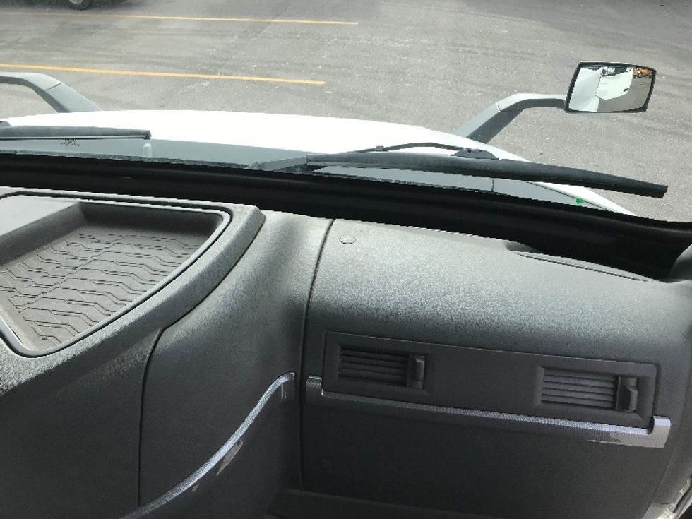 Day Cab Tractor-Heavy Duty Tractors-Volvo-2020-VNR42300-Delta-BC-295,103\n\t\tkm-$ 44,000 - Image 13