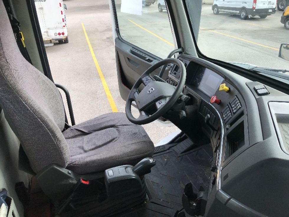 Day Cab Tractor-Heavy Duty Tractors-Volvo-2020-VNR42300-Delta-BC-295,103\n\t\tkm-$ 44,000 - Image 14