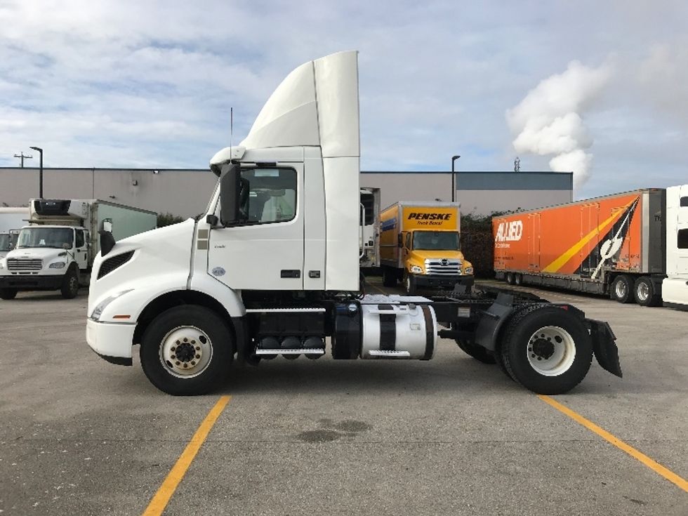 Day Cab Tractor-Heavy Duty Tractors-Volvo-2020-VNR42300-Delta-BC-295,103\n\t\tkm-$ 44,000 - Image 4