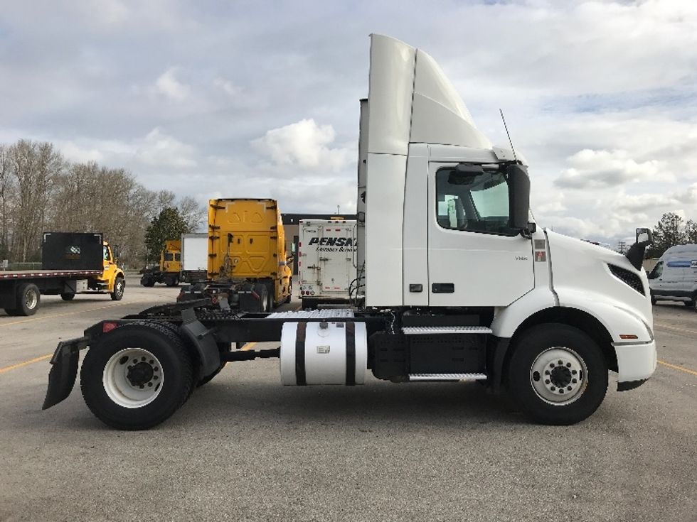 Day Cab Tractor-Heavy Duty Tractors-Volvo-2020-VNR42300-Delta-BC-295,103\n\t\tkm-$ 44,000 - Image 8