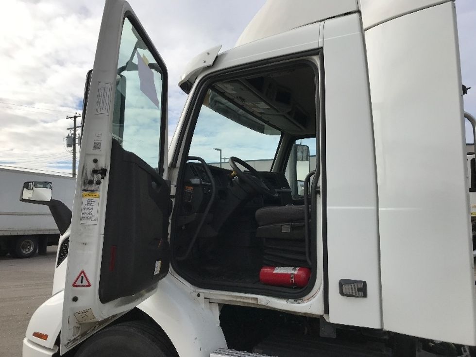 Day Cab Tractor-Heavy Duty Tractors-Volvo-2020-VNR42300-Delta-BC-295,103\n\t\tkm-$ 44,000 - Image 9