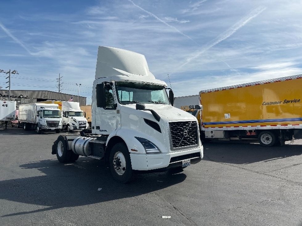 Day Cab Tractor-Heavy Duty Tractors-Volvo-2020-VNR42300-Kent-WA-346,490\n\t\tmiles-$ 31,500 - Image 1