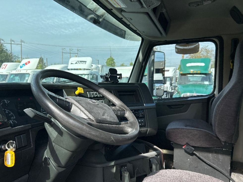 Day Cab Tractor-Heavy Duty Tractors-Volvo-2020-VNR42300-Kent-WA-346,490\n\t\tmiles-$ 31,500 - Image 10