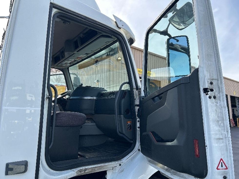 Day Cab Tractor-Heavy Duty Tractors-Volvo-2020-VNR42300-Kent-WA-346,490\n\t\tmiles-$ 31,500 - Image 12
