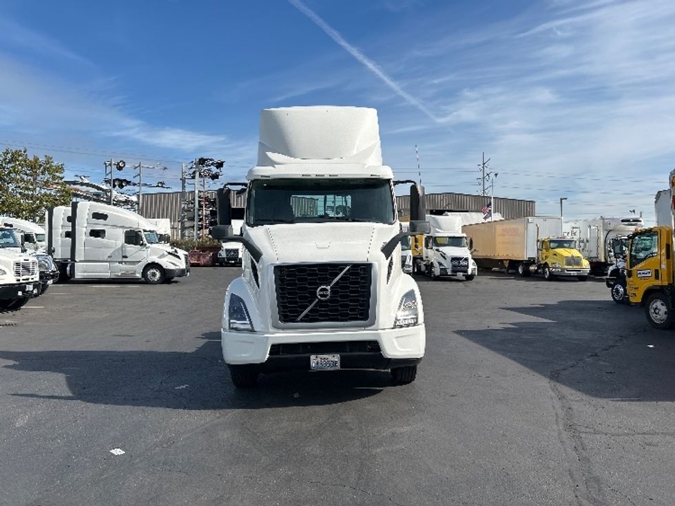 Day Cab Tractor-Heavy Duty Tractors-Volvo-2020-VNR42300-Kent-WA-346,490\n\t\tmiles-$ 31,500 - Image 2
