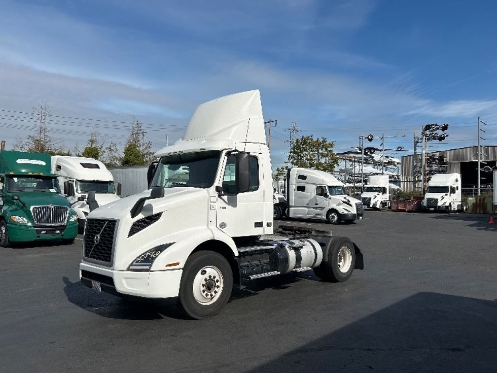 Day Cab Tractor-Heavy Duty Tractors-Volvo-2020-VNR42300-Kent-WA-346,490\n\t\tmiles-$ 31,500 - Image 3