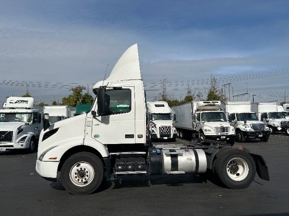 Day Cab Tractor-Heavy Duty Tractors-Volvo-2020-VNR42300-Kent-WA-346,490\n\t\tmiles-$ 31,500 - Image 4