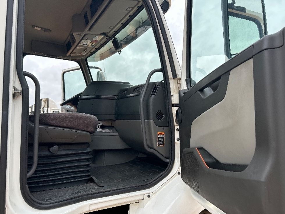 Day Cab Tractor-Heavy Duty Tractors-Volvo-2020-VNR42300-Tyler-TX-156,915\n\t\tmiles-$ 42,750 - Image 12
